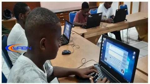 Susah juga sepuluh jari, selagi Pak Guru tra liat, hajar dengan sebelas jari.