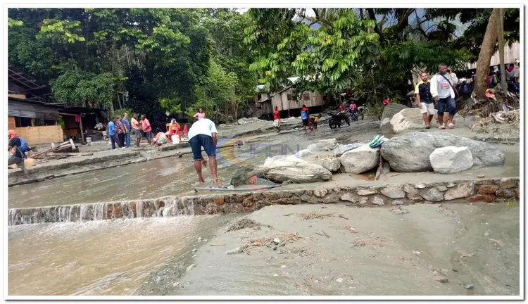 Bebatuan besar di pinggir Jalan menuju ke PTC