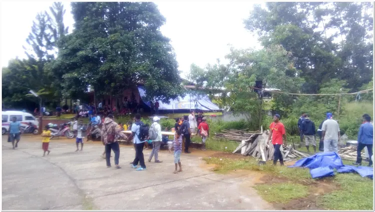 Keadaan sekeliling area PTC, sukarelawan sedang membangun Tenda Dapur darurat