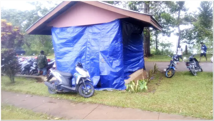 Parkiran motor di jadikan tempat tidur