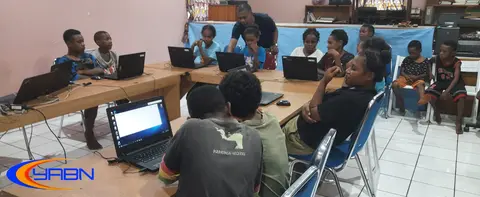 Sangat senang mereka menggunakan kompuer