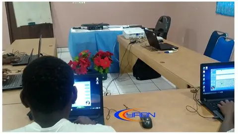 Mulai mengetik sepuluh jari, bukan sebelas jari ya.