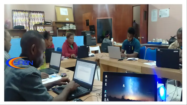 Mereka sangat serius mengetik di Laptop