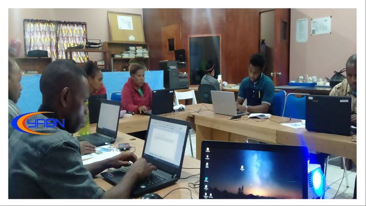Mereka sangat serius mengetik di Laptop